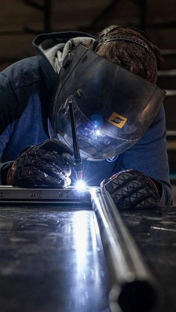 Lasser aan het werk in een industriële omgeving