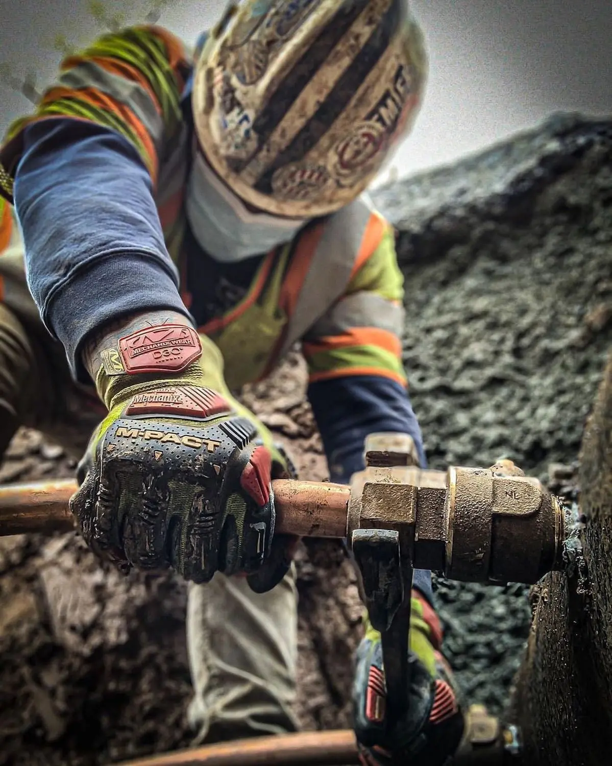 Vakman legt leidingwerk aan op de bouwplaats
